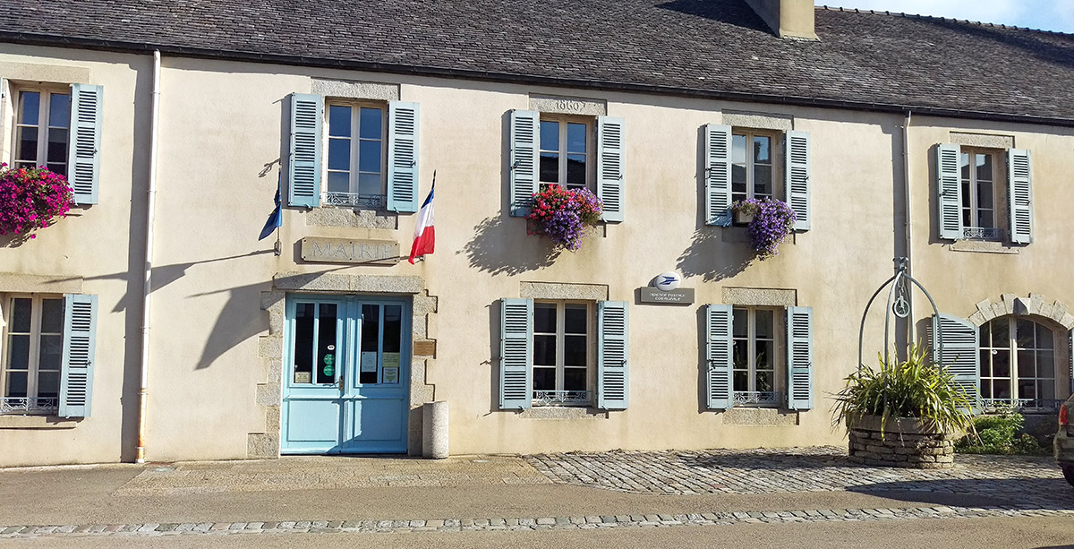 Lampaul-Guimiliau, photo de la mairie, bourg